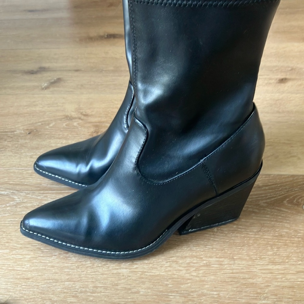 Universal Thread Black Heeled Boots Sleek Design
